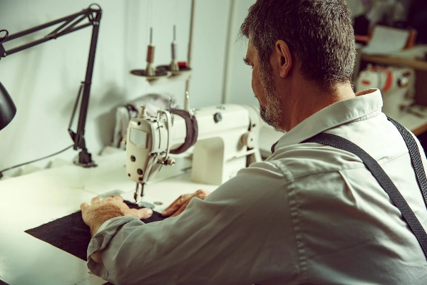 The Role of Textile Factory Tailor in the烫衣工艺与职业素养