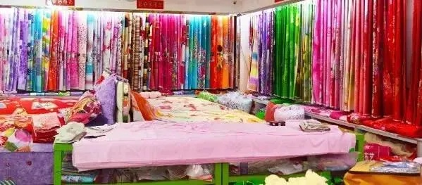 在商丘纺织品一条街的被子批发市场中，我们深入探索了各种纺织品和被子的种类与品质。今天，让我们一同走进这个充满生活气息的市场，感受其中的温暖与舒适