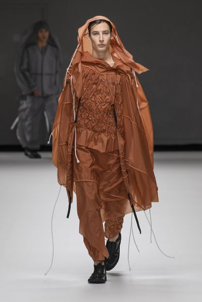 Exploring the World of Fashionable Textiles:An In-depth Look at Fuxi Wang