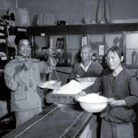 在繁忙的纺织工厂中，布匹纺织厂和棉花纺织厂的工作环境各有特点。布匹纺织厂和棉花纺织厂哪个更苦呢？让我们通过一个案例来深入探讨