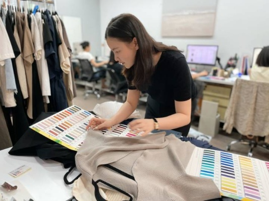 The Fashion Capital of Fashion Brands:A Tour of the纺织厂网红女豪豪及其纺织厂位置