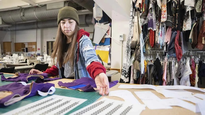 From the Threads of Life:A Tale of a Girl in Pei Countys Textile Workers