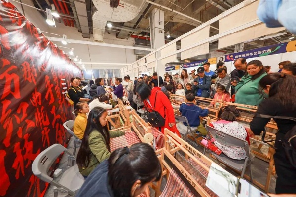The Splendid World of Notting Hill Textile Market