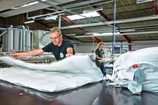 The Story of a Textile Factorys毛巾厂，生产与品质的卓越之旅