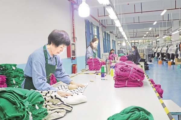 The Embracing of Textiles:An安庆纺织厂厂服的魅力与设计理念