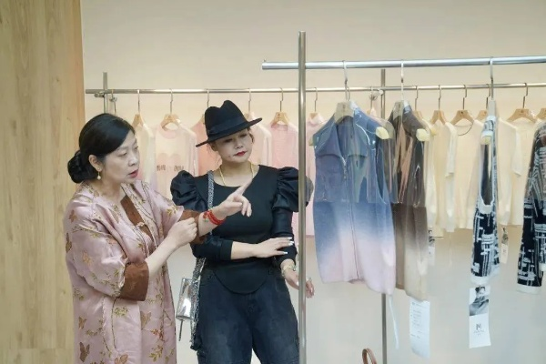 Exploring the嘉兴桐乡卡迪絨纺织品，从源头到时尚的华丽旅程