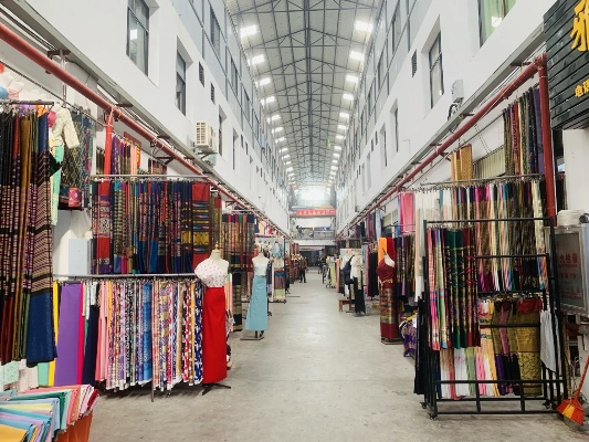 Exploring the 晓翠路市区原纺织品批发市场