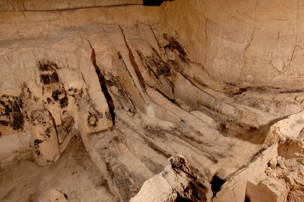 The Discovery of the Terracotta Silk Cloth in the Temple of Famasu,Shaanxi