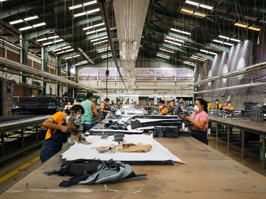 Modeling the Fashion Industry:The Role of the Modeling Factory