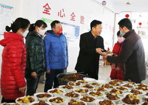 在一个纺织厂的员工餐厅里，大家围坐在一起享用晚餐。餐厅环境温馨舒适，菜品丰富多样，气氛轻松愉快