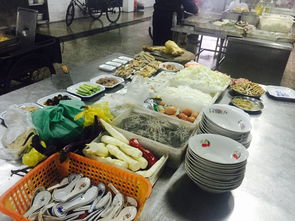 在一个纺织厂的员工餐厅里，大家围坐在一起享用晚餐。餐厅环境温馨舒适，菜品丰富多样，气氛轻松愉快