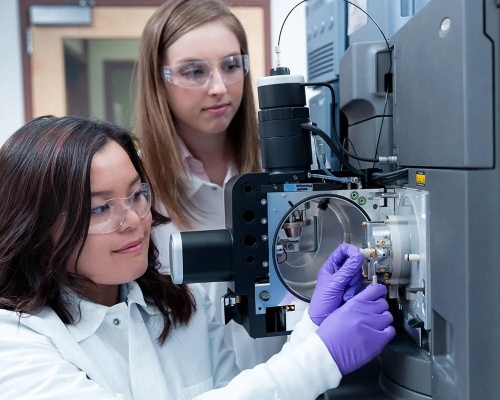 The Interplay of Textiles in the Small Laboratory Experiment