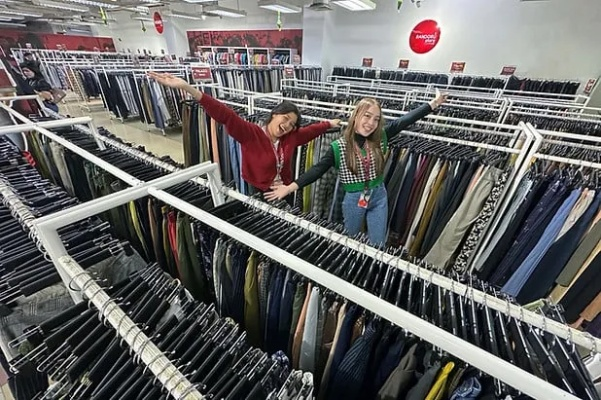 The Magic of the Fabric Market in Henans Chubu