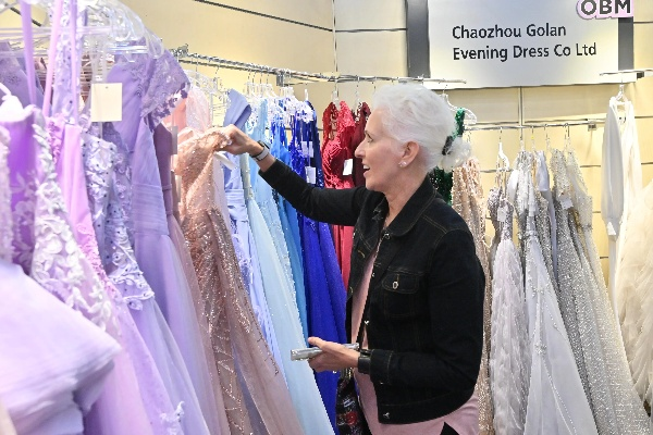 The Global Fabric of Fashion:Hong Kong Textiles and Their Impact on the World
