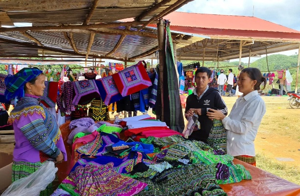 The Political and Commercial Textiles Wholesale Market in Ganhai County