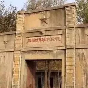 The Story of the钟楼纺织厂，传统与现代的交织