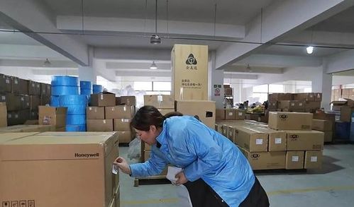 假设我们是一家服装企业，正在寻找合适的纺织厂进行合作。我们了解到以下信息