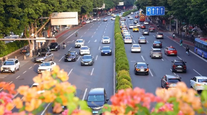 The Global Fabric of Guangzhous Zhongda Road