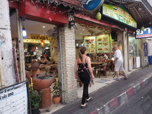 Discovering the Charm of Yuzhou Textile Street Restaurants