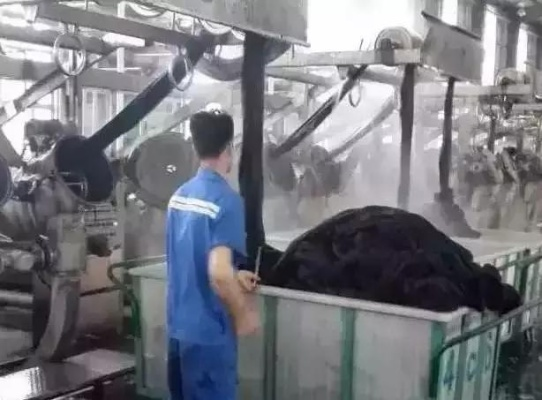 纺织厂工人累倒一地，劳动与健康的警示