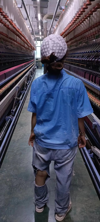 纺织厂工人累倒一地，劳动与健康的警示