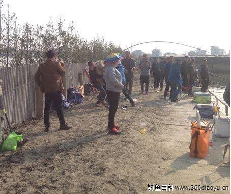旁白，在繁忙的纺织厂内，今天我们进行了一次别开生面的垂钓活动