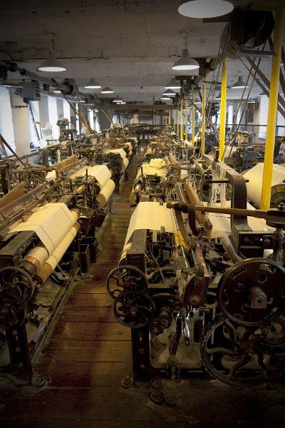 The Story of a Quality Textile Manufacturer 华商纺织厂