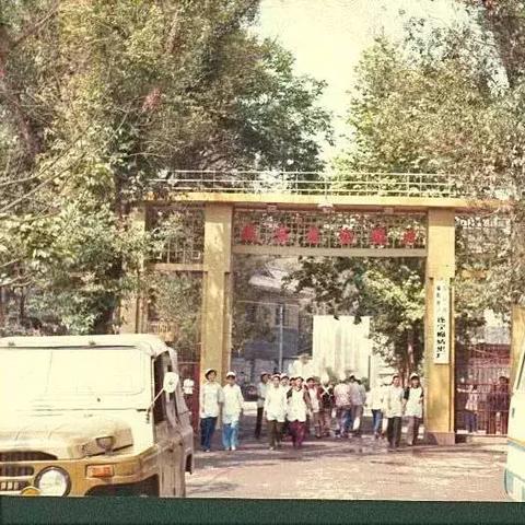 场景一，纺织厂内部