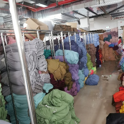 Exploring the Fashion Threads in the Lushao Huahualu Textile Wholesale Market