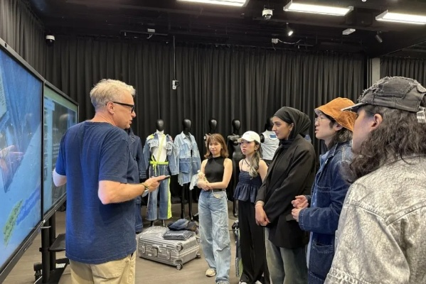 The Fabric of Innovation:An Interview with Chen Lei,Textile Industry Leader