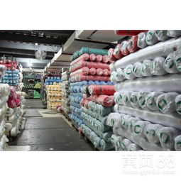 在纺织品批发市场捡布料
