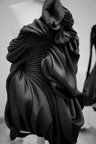 The Art of Textiles:Exploring the World of Shu Ling Mens Apparel