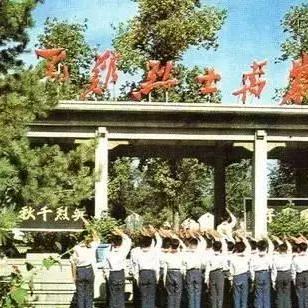 The Magic of the纺织厂电车，工业革新与绿色发展的见证