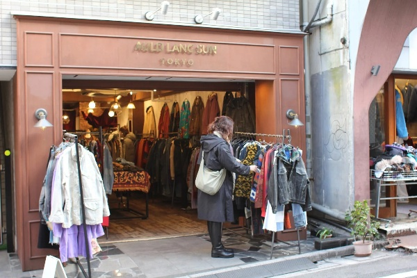 A Glimpse into the Luxe Textile World of Yaqian Stores