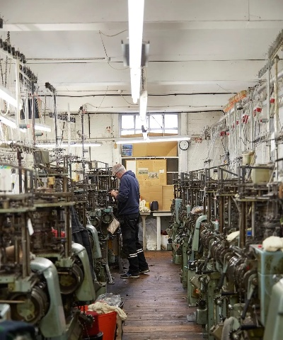 The Woven Life of a Textile文员纺织厂
