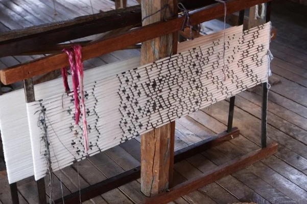 The Art of Yarn Knitting in Yunnan:Crafting Unique and Durable Lined Scarves